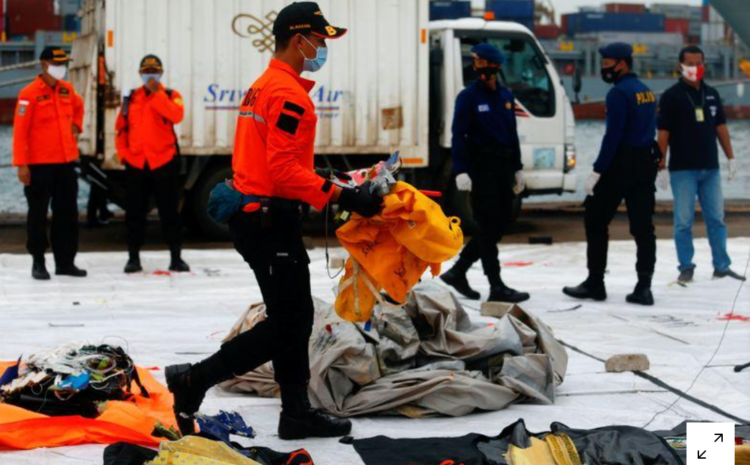  Indonesia names first plane crash victim, steps up ‘black box’ hunt