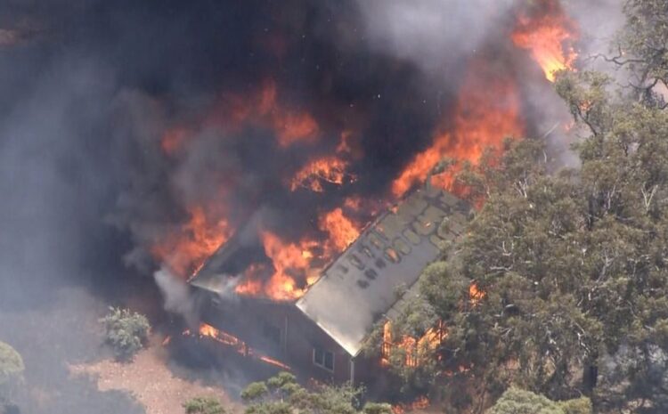  Perth: Bushfire threatens locked-down Australian city