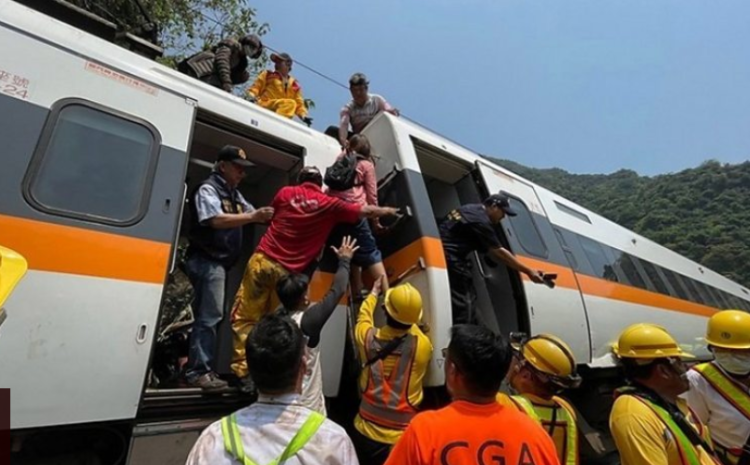  Taiwan: Dozens killed as train crashes and derails in tunnel