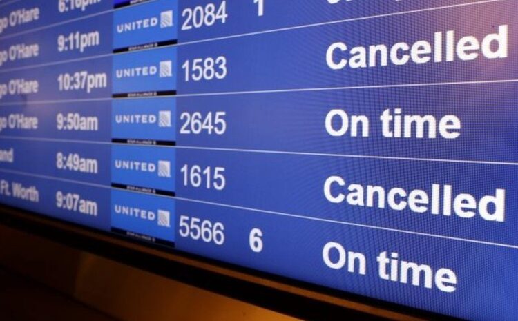  Covid: US airlines scrap hundreds of flights amid Omicron surge