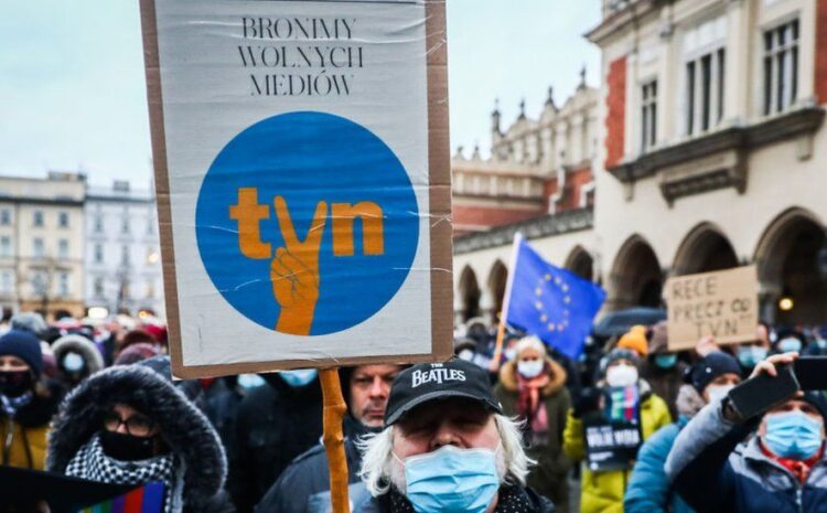 Andrzej Duda: Polish president vetoes controversial media law