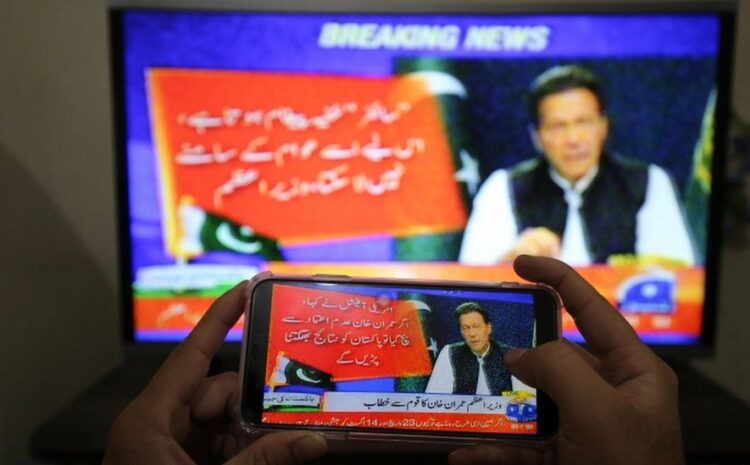  Imran Khan: Pakistan PM on brink as confidence vote looms