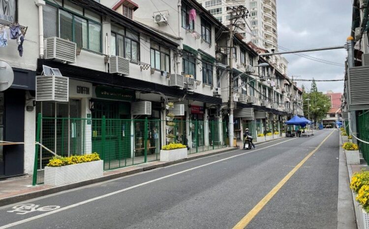 Shanghai: Green fences baffle locked down residents