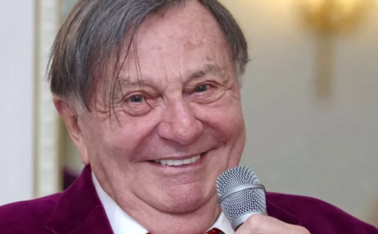  Barry Humphries: Dame Edna Everage comedian dies at 89